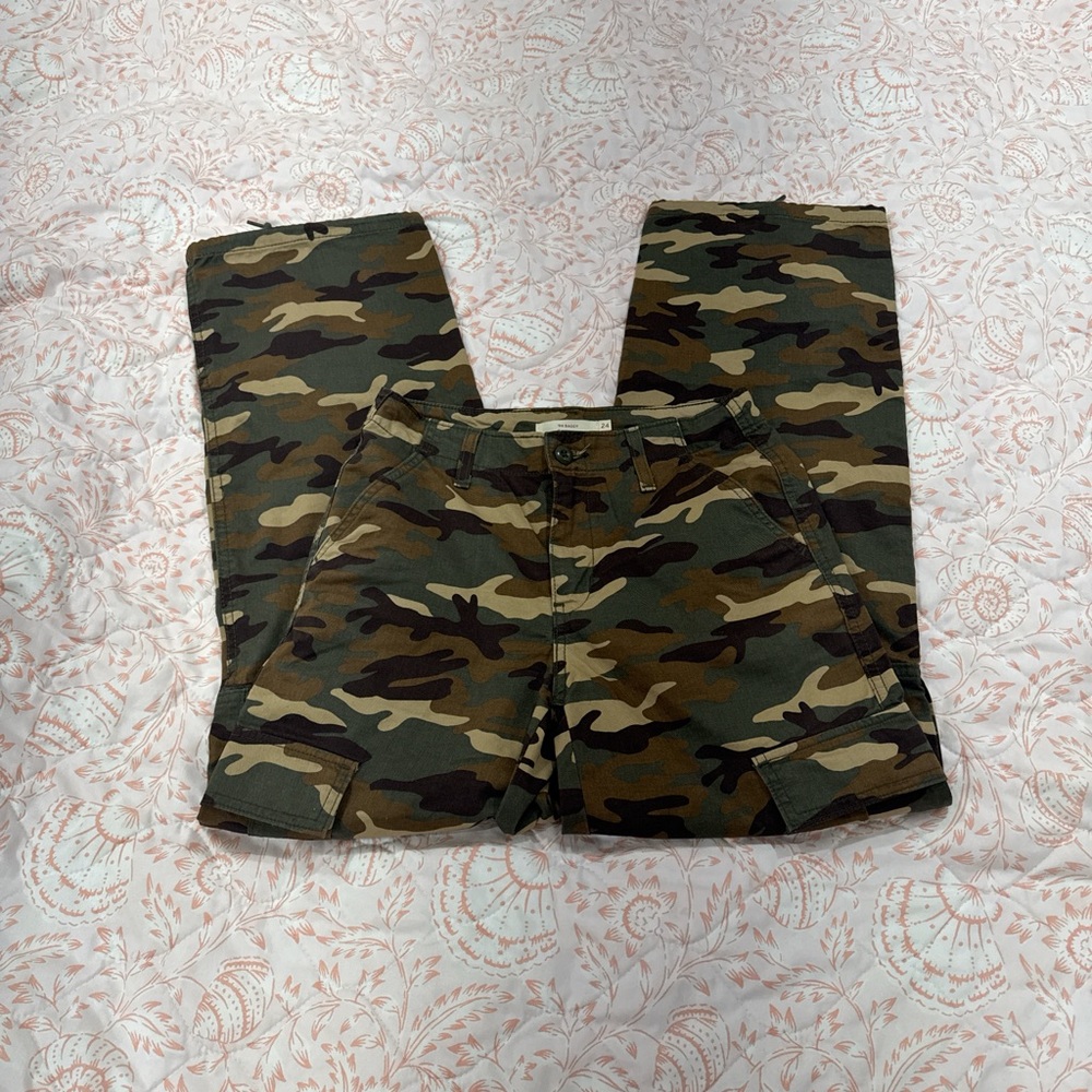 Levi's® Women's Mid-Rise '94 Baggy Cargo Wide Leg Jeans - Grape Leaf Emily Camo